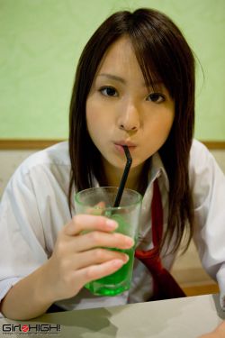 外国趴着打光屁股打红